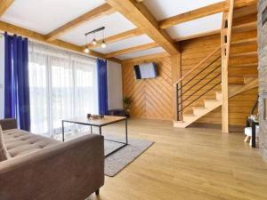 uma sala de estar com um sofá e uma mesa em Domki na Budzu em Zakopane