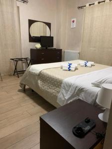 ein Hotelzimmer mit 2 Betten und einem Spiegel in der Unterkunft Casa Vacanze Historic House in Fiumicino
