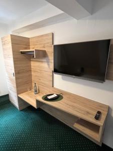 TV a/nebo společenská místnost v ubytování Hotel zur Post