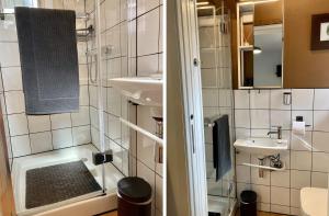 Kúpeľňa v ubytovaní AUX 4 LOGIS Appart-hotel - Studio Le City - Petit déjeuner inclus 1ère nuit
