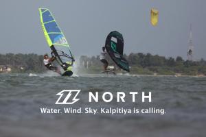 Zwei Menschen winden im Meer auf dem Wasser in der Unterkunft De Silva Wind Resort Kalpitiya - Kitesurfing School Sri Lanka in Kalpitiya