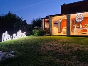 una casa con luci nel cortile di notte di B&B Lu Casale a San Cesario di Lecce