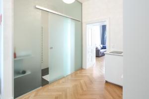 korytarz z przesuwnymi szklanymi drzwiami w pokoju w obiekcie Pink Grapefruit City Condo w Wiedniu +23 zdjęcia