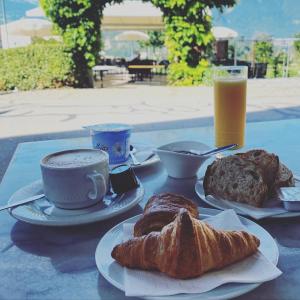 Jídlo v hotelu nebo okolí + 24 fotografií