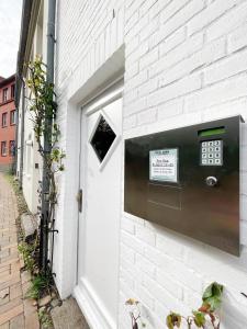 un contador de pago al lado de un edificio con puerta en Hotel Xenia Flensburg, en Flensburg