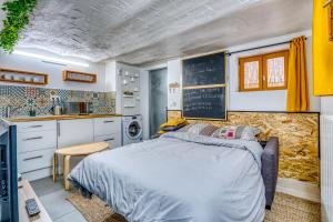 a bedroom with a bed and a chalkboard on the wall at Sous-sol aménagé 32m2 - Proche Paris in Aubervilliers