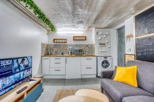 Una sala de estar con un sofá y un televisor. en Sous-sol aménagé 32m2 - Proche Paris, en Aubervilliers 7 fotos más