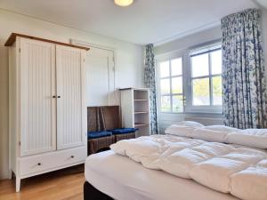 a bedroom with two white beds and a window at Prachtig vakantiehuis in Domburg DO38 in Domburg