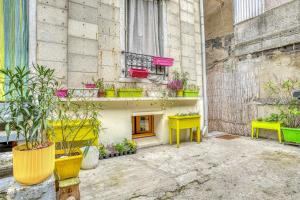- un balcon avec des plantes et des fleurs dans un bâtiment dans l'établissement Sous-sol aménagé 32m2 - Proche Paris, à Aubervilliers