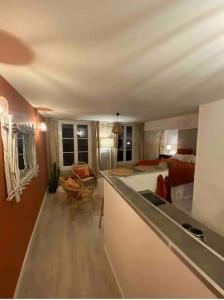 kuchnia i salon z czerwonymi ścianami i blatem w obiekcie Studio hyper centre de Caen w Caen +1 zdjęcie