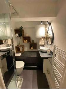łazienka z 2 umywalkami i toaletą w obiekcie Studio hyper centre de Caen w Caen