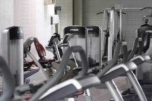 Posilňovňa alebo fitness centrum v ubytovaní Cottages de France CDG
