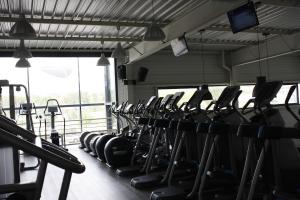 Posilňovňa alebo fitness centrum v ubytovaní Cottages de France CDG