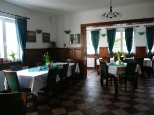 A restaurant or other place to eat at Penzion U Studánky