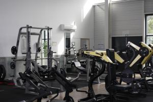 Posilňovňa alebo fitness centrum v ubytovaní Cottages de France CDG