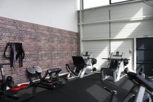 Posilňovňa alebo fitness centrum v ubytovaní Cottages de France CDG