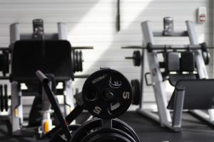 Posilňovňa alebo fitness centrum v ubytovaní Cottages de France CDG