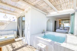 Postel nebo postele na pokoji v ubytování Poseidon Blue Gastronomy Hotel