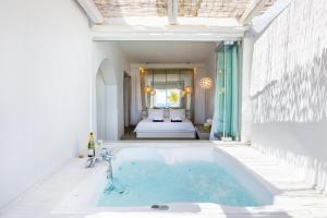 Postel nebo postele na pokoji v ubytování Poseidon Blue Gastronomy Hotel