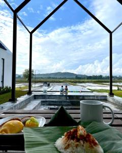 珍南海灘的住宿－Ezu Isle Langkawi Pool Villa，一张桌子,上面放着一盘食物,享有水景