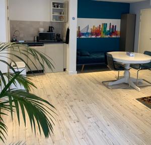 ein Wohnzimmer mit einem Tisch und einer Küche in der Unterkunft TamTam Studio in Rotterdam