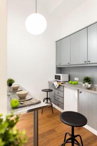 - une cuisine avec une table et deux tabourets dans l'établissement Micampus Armendariz Student Residence, à Séville