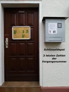 Una puerta de un edificio con un cartel. en RUTHMANN-Rheinblick GARNI, en Oestrich-Winkel