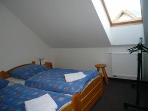 Rúm í herbergi á Penzion U Studánky