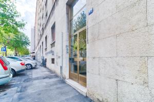 a street with cars parked on the side of a building at JJ's Place in Trieste