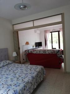 een slaapkamer met een bed, een bureau en een raam bij Chez Mi, centre ville, parking gratuit, arrivée autonome in Saint-Chinian