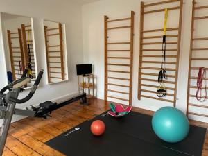 een kamer met een fitnessruimte met een sportbal en ballen op een vloer bij -- La main à la pâte -- in Boulogne-sur-Mer