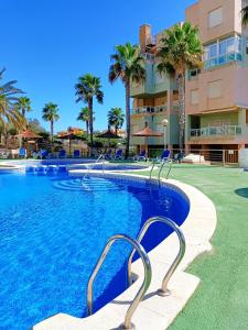 una piscina en un complejo con palmeras en Cala Azul -7909 en Cabo de Palos