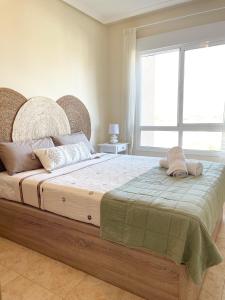 um quarto com uma cama grande e uma janela grande em Cala Azul -7909 em Cabo de Palos