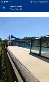 una foto de un banco de madera junto a un edificio en Coeur de Vendée mobil home, en La Boissière-de-Montaigu