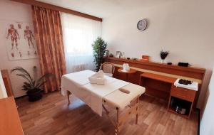 Posteľ alebo postele v izbe v ubytovaní HOTEL SVRATKA
