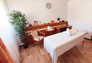 Posedenie v ubytovaní HOTEL SVRATKA