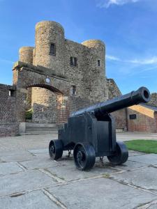 un cañón sentado frente a un castillo en Neap Tide, en Rye