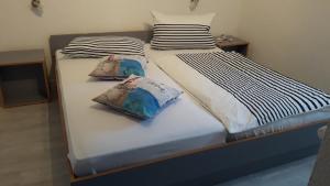 two twin beds sitting next to each other at Bungalow 6091 in Tossens in Butjadingen OT Tossens