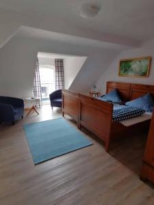 een slaapkamer met een bed en een blauw tapijt bij Pension Gestüt Morgenstern in Hameln