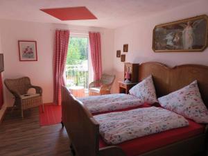 a bedroom with a bed and a couch and a window at Pension Gestüt Morgenstern in Hameln