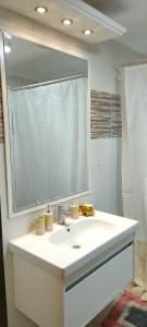y baño con lavabo blanco y espejo. en Villa at Piacera Resort-seaview en Ain Sokhna
