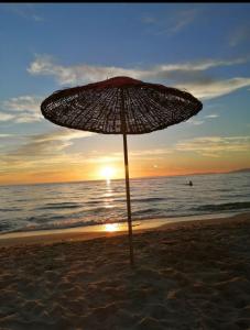 ein Sonnenschirm am Strand mit dem Meer in der Unterkunft SIGNATURE BLUE RESORT in Kusadası