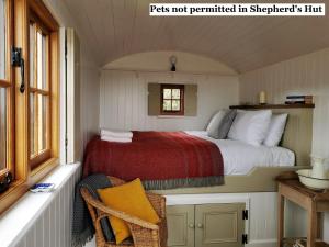ein Schlafzimmer mit einem Bett in einem kleinen Zimmer in der Unterkunft Lough Mardal Lodge in Donegal