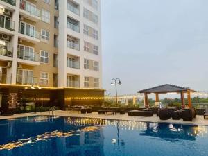 a large swimming pool in front of a building at Homestay Ha Long luxury (sea ​​view) in Ha Long