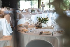 una mesa con mantel blanco y copas de vino en Agriturismo Costantino, en Maida