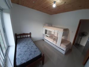 Cette petite chambre comprend un lit et une cuisinière. dans l'établissement Casa Quinta C pil max 6 Pers solo Estdías Familiar no Fiestas EN ORO VERDE, à Oro Verde