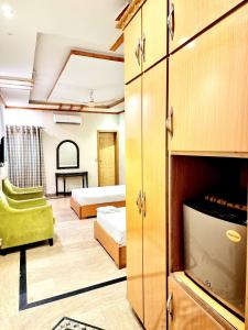 ein Hotelzimmer mit einem Schlafzimmer und einem Wohnzimmer in der Unterkunft Royal Continental Hotel in Lahore