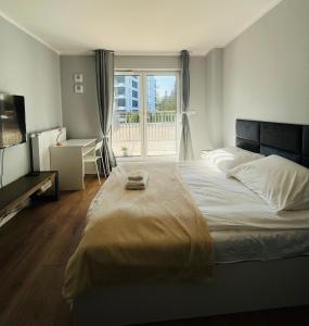 Un dormitorio con una cama grande y una ventana en comfy guest Apartment, en Varsovia