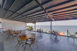O vedere generală la mare sau o vedere la mare
luată din acest hotel