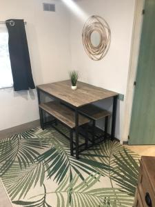 uma mesa com um vaso de planta em cima de um tapete em Zen Mobilhome Mimizan em Mimizan